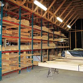 Bilde av vårt lagerlokale med planker