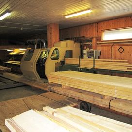 Bilde av vårt lagerlokale med planker og maskiner